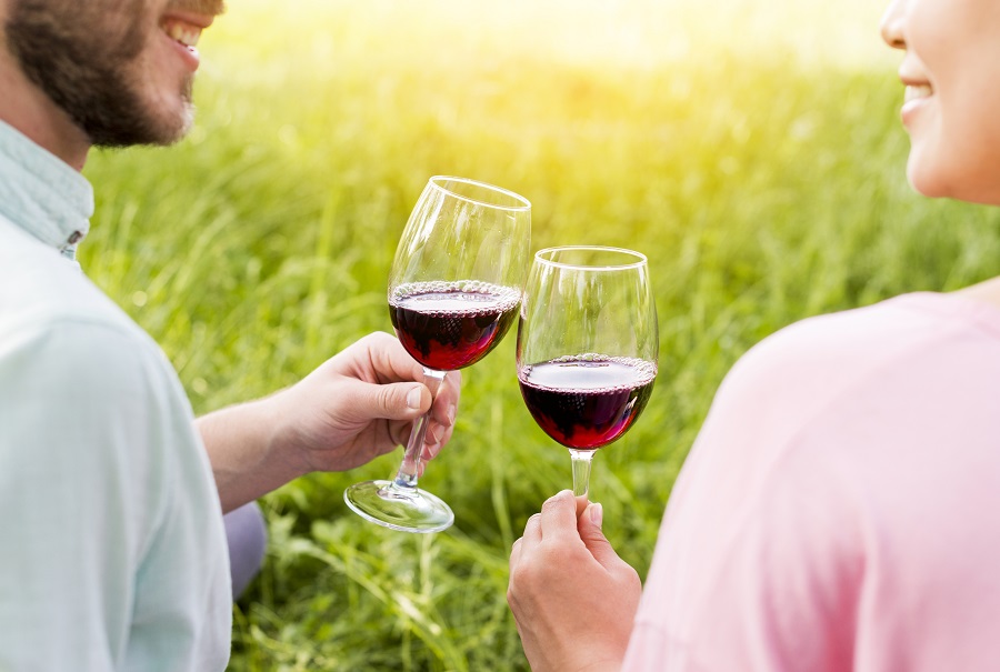 coppia che brinda con vino rosso